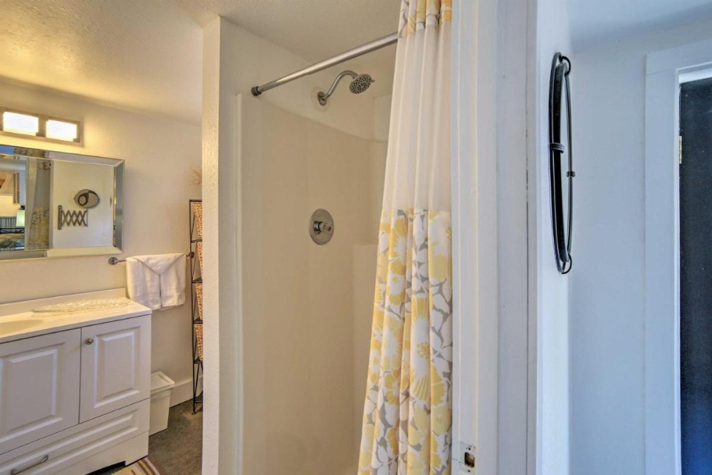 Chic Apartment 2 Blocks from Central Fairhaven!